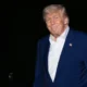 Emirados Árabes recebem Trump com dança típica entre mulheres