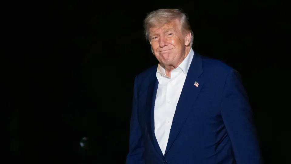 Emirados Árabes recebem Trump com dança típica entre mulheres
