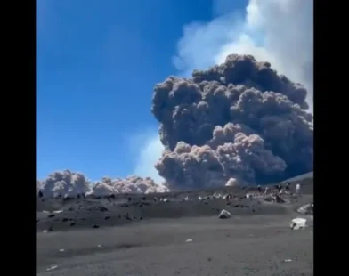 Erupção do Etna provoca correria e cenas de tirar o fôlego; veja