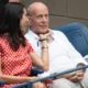 Esposa de Bruce Willis compartilha foto de ator com filha e desabafa: 'Podia ser diferente'