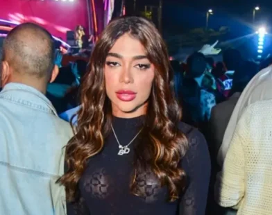 Flash faz irmã de Gabigol mostrar demais em vestido preto transparente