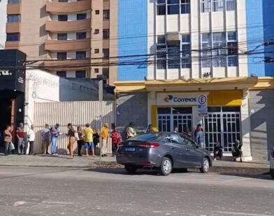 Fraude no INSS: aposentados fazem fila em agência dos Correios de Divinópolis em busca de atendimento
