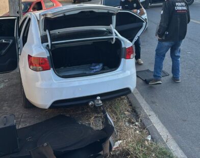 Fuga com carro clonado termina em acidente, troca de tiros e trio preso em Itaúna