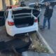 Fuga com carro clonado termina em acidente, troca de tiros e trio preso em Itaúna