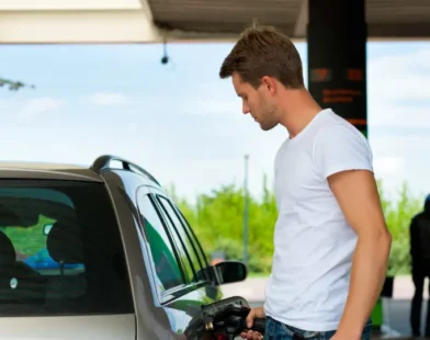 Gasolina fica 5,6% mais barata para distribuidoras e deve impactar inflação
