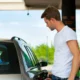 Gasolina fica 5,6% mais barata para distribuidoras e deve impactar inflação