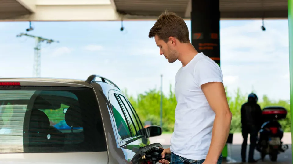 Gasolina fica 5,6% mais barata para distribuidoras e deve impactar inflação