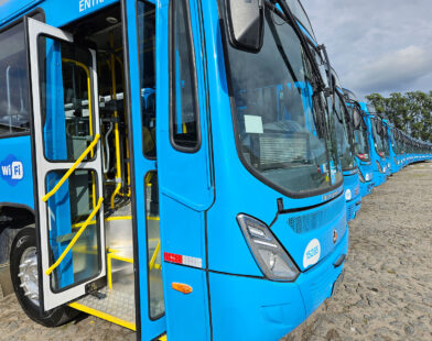 Governo entrega novos ônibus climatizados para o Transcol e testa modelo movido a gás e biometano