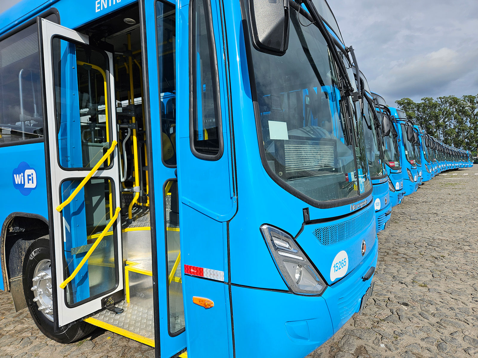 Governo entrega novos ônibus climatizados para o Transcol e testa modelo movido a gás e biometano