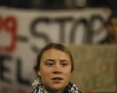 Greta Thunberg parte de barco rumo a Gaza em missão humanitária
