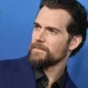 Henry Cavill surpreende fãs ao surgir com novo corte de cabelo