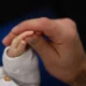 Homem agride bebê ao achar que casal usava boneca 'reborn' para furar fila