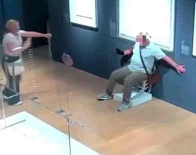 Homem destrói obra com cristais ao posar para foto em museu; veja