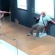 Homem destrói obra com cristais ao posar para foto em museu; veja