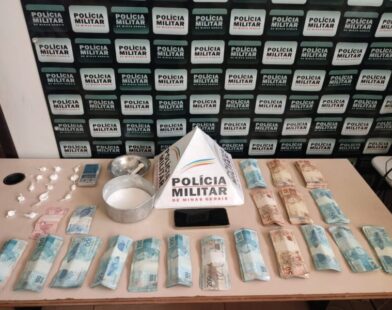 Homem é preso por tráfico com mais de R$17 mil em notas guardados em caixa dentro de casa, em Bocaiuva