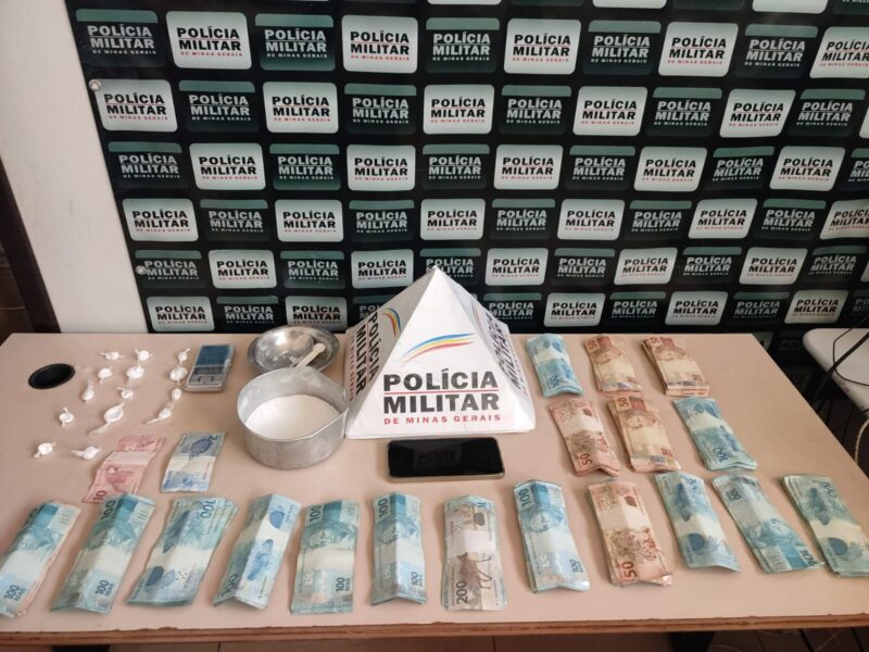 Homem é preso por tráfico com mais de R$17 mil em notas guardados em caixa dentro de casa, em Bocaiuva