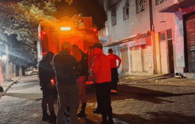 Homem sofre queimaduras graves após incêndio em residência no centro de Bocaiuva