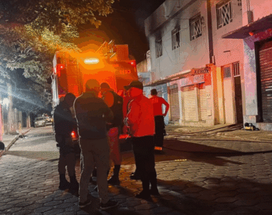 Homem sofre queimaduras graves após incêndio em residência no centro de Bocaiuva