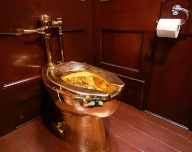 Homens que roubaram privada de ouro na Inglaterra são condenados a prisão