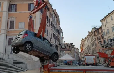 Idoso é resgatado após tentar descer famosa escadaria de Roma de carro