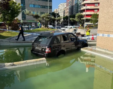 Idoso sofre ataque cardíaco ao volante e carro cai em fonte na Espanha