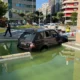 Idoso sofre ataque cardíaco ao volante e carro cai em fonte na Espanha