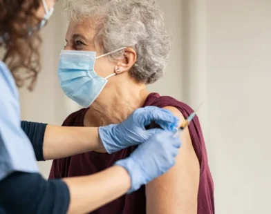 Idosos de 70 anos já podem se vacinar contra a nova cepa da covid-19