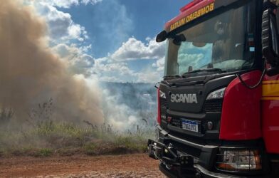 Incêndios em terrenos afetam serviços e imóveis em cidades do Centro-Oeste