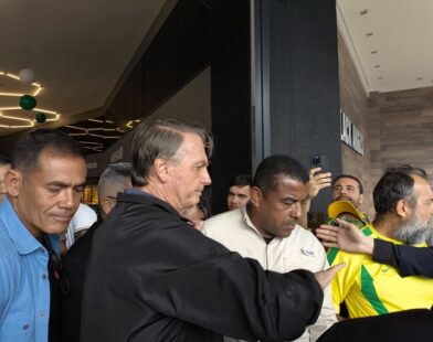 Indisposto, Jair Bolsonaro deixa evento em frigorífico de Goiânia