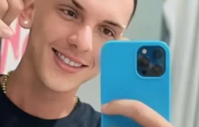 Influenciador morre atropelado após cair da garupa de moto, aos 27 anos