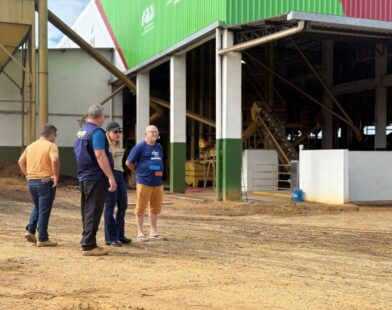 Infraestrutura para quem produz: governo leva pavimentação até cooperativa de café em Mâncio Lima