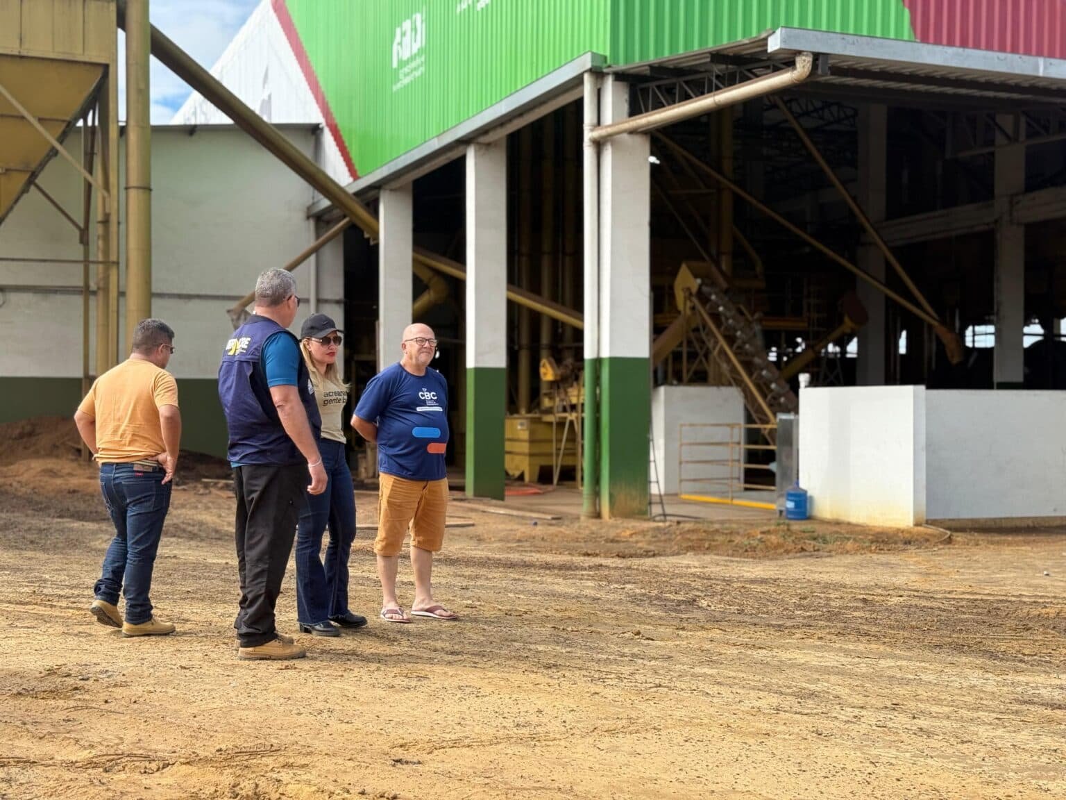 Infraestrutura para quem produz: governo leva pavimentação até cooperativa de café em Mâncio Lima