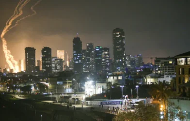 Irã ataca Israel com mísseis; ao menos cinco pessoas morreram