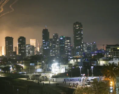 Irã ataca Israel com mísseis; ao menos cinco pessoas morreram