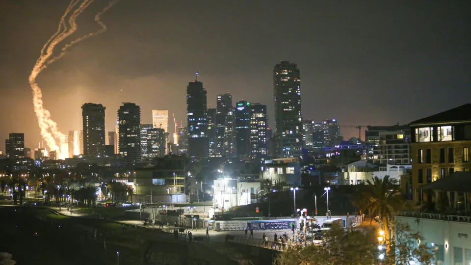 Irã ataca Israel com mísseis; ao menos cinco pessoas morreram