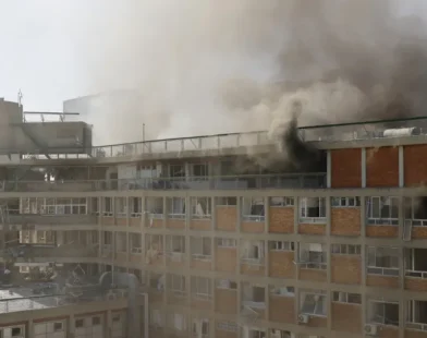 Irã ataca hospital em Israel e Netanyahu reaje: "Tiranos pagarão"