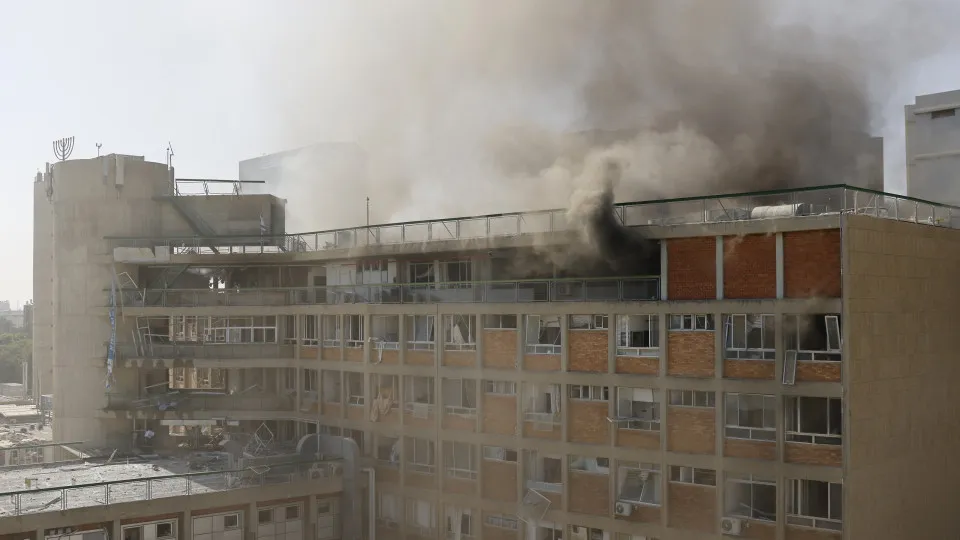 Irã ataca hospital em Israel e Netanyahu reaje: "Tiranos pagarão"