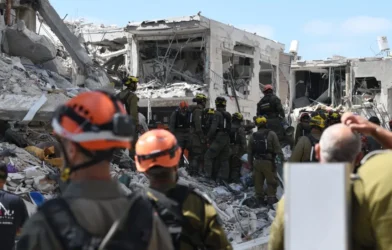 Irã mata 11 no maior ataque a Israel, que alveja ministério