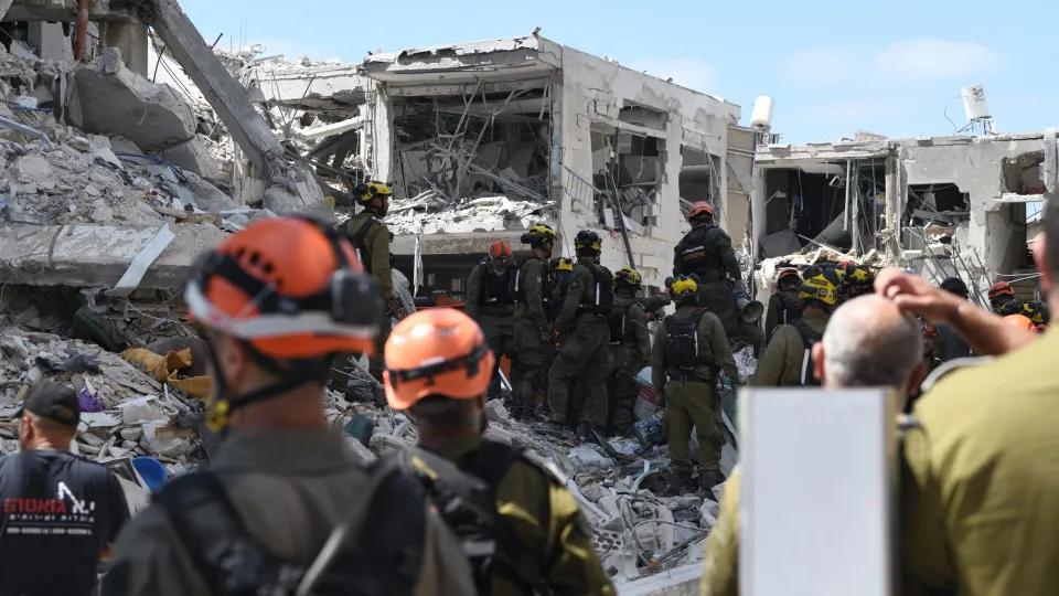 Irã mata 11 no maior ataque a Israel, que alveja ministério