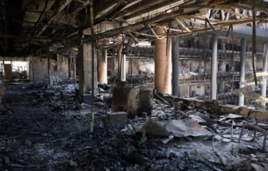 Israel intensifica ataques ao Irã após míssil atingir hospital