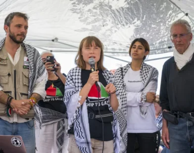 Israel intercepta navio humanitário de Greta: "raptados pelo exército"