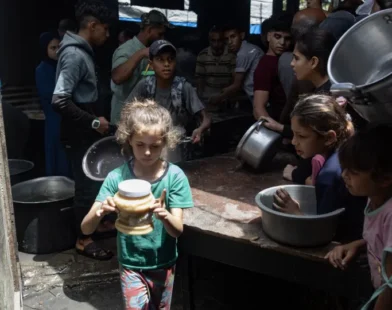 Israel libera entrada limitada de ajuda em Gaza após pressão global