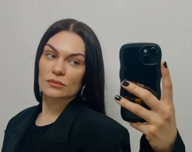 Jessie J revela diagnóstico de câncer de mama e passará por cirurgia