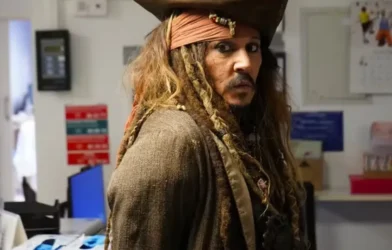 Johnny Depp revive Jack Sparrow em visita surpresa a hospital infantil na Espanha