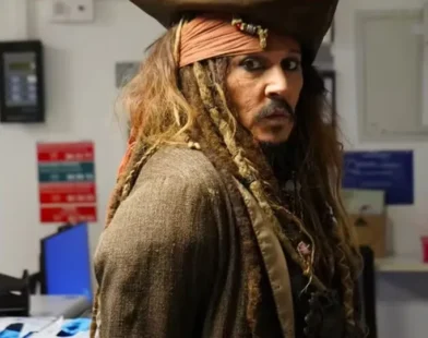 Johnny Depp revive Jack Sparrow em visita surpresa a hospital infantil na Espanha