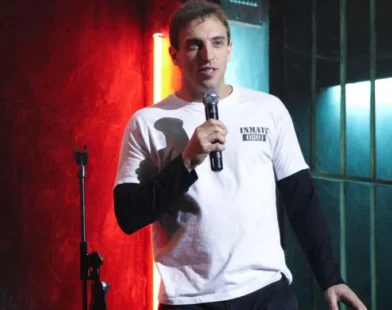 Léo Lins é condenado a 8 anos de prisão por falas preconceituosas em show