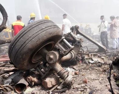 Lista de passageiros a bordo de avião que caiu na Índia é divulgada