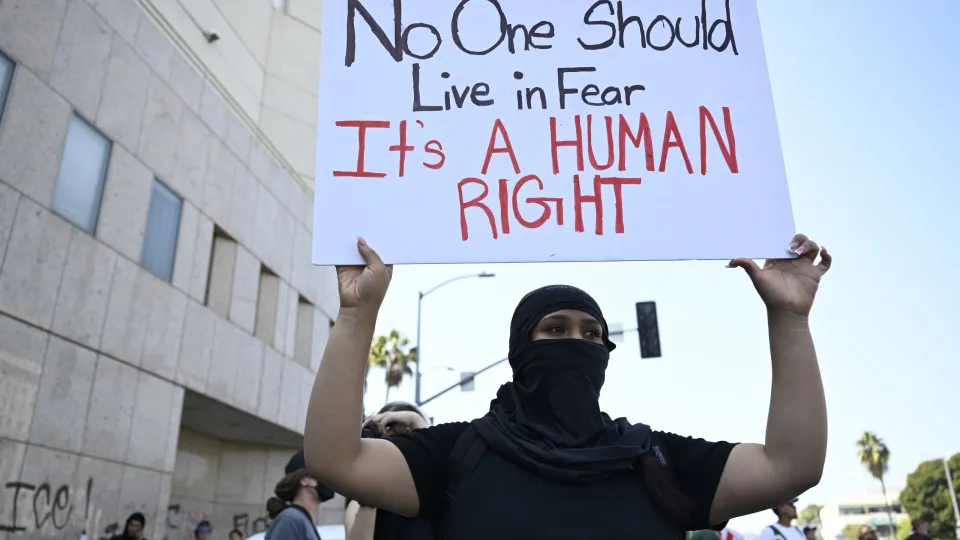 Los Angeles 'em chamas' e recolher obrigatório: "Democracia sob assalto"?