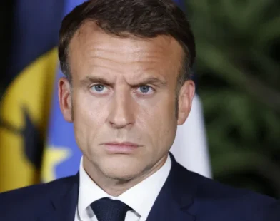 Macron promete que proibirá redes sociais para menores de 15 anos na França