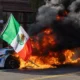 Manifestantes anti-ICE entram em confronto com a polícia em Los Angeles
